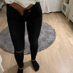 MÖRKblå Levis jeans, modell 710 low rise. Öppet knä💙säljer då de ej passar mig. ❗️UPPSYDDA❗️(jag är 157) skriv vid funderingar 