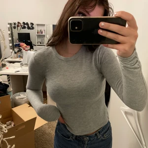 Tröja  - Helt ny, grå basic tröja i jättemysigt material. 