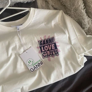 Ganni t-shirt - Hej! Hjälper min vän att sälja hennes nya snygga ganni t-shirt då hon precis har fått en ny. Helt ny med prislappen kvar och köpt för nån vecka sen💕💕