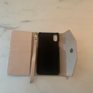 ideal of sweden skal XS  - •   Aldrig använt, nytt skick, Ny pris 399 kr tror inte det finns mer till denna mobilen. Du får med det svarta magnetskalet till :) du står för frakten  