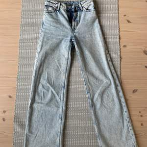 Nu är dessa vida jeans till salu. Är i ett bra skick, men lite smutsiga nere vid foten men det är inget man tänker på. Jeansen är köpta på monki och är använda några gånger. 