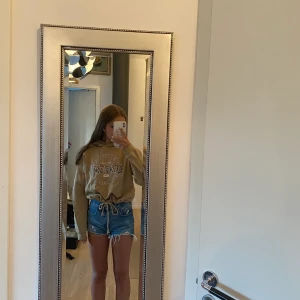 Hoodie - Hoodie från Gina tricot.  Fint skick och inte mycket använd. Säljer då den inte används. Nypris vet jag tyvärr inte. Stl M men känns mer som en s. Köparen står för frakten. 💕 