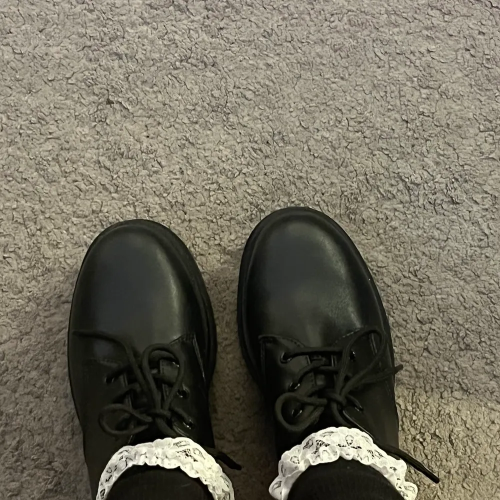 Svarta skor från h&m i storlek 38. Har aldrig använt dom de  var för stora och kunde inte lämna tillbaka dom.. Skor.