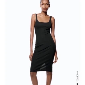 Svart zara klänning - En svart tight klänning från zara med slits på baksidan. Jättefin, men säljs eftersom den är lite för liten. Oanvänd och därav sitter prislappen kvar. Storlek S. Bara att skriva för fler bilder💗