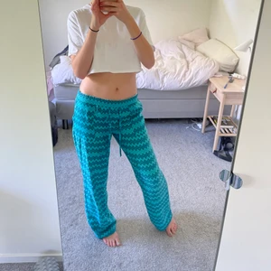 Byxor från zara - Coola byxor från zara som är använda fåtal gånger. Frakt tillkommer 