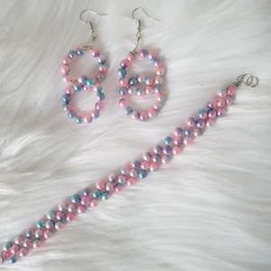 Armband och örhängen gjord av pärlor 