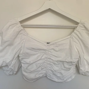 vit topp - säljer denna jätte söta topp från gina tricot🤍köpt för 1 år sen och är i storleken 32/34🤍kostade 299 men säljer för 180, då priset även kan diskuteras🤍kom privat för fler bilder eller om du skulle vara intresserad🤍