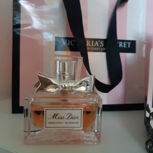 Miss dior absolutely blooming edp 30ml - Parfym från dior, absolutely blooming edp 30ml. Lite använd som man kan se på bilden men mycket kvar fortfarande. Säljer då jag har för många parfymer💗