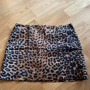 Leopardmönstrad kjol från H&M. Storlek: 36