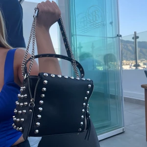 Zara nitväska - Säljer min älskade zara väska med nitar. Kan ha kort och långt band! Säljs inte längre men mycket populär. Mycket bra skick! Kan mötas upp i Stockholms området eller skicka