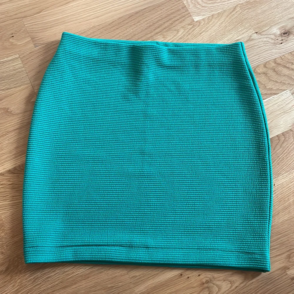 En grön kjol från H&M  Storlek: S . Kjolar.