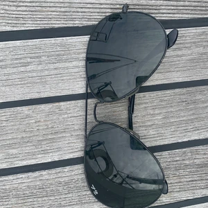 Ray Ban solglasögon  - Ett par äkta solglasögon som är i fint skick. Fick dom av brorsan men nypris runt 1500kr.