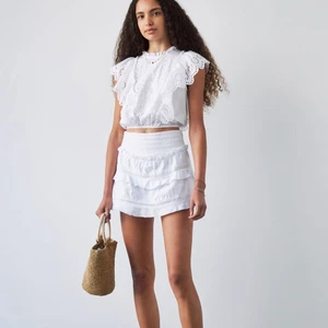 Kort vit kjol - Kort vit kjol som har shorts under. 