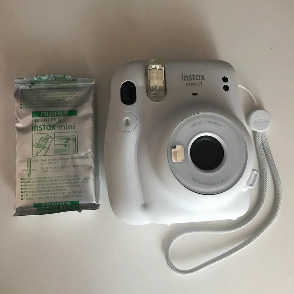 Säljer min Polaroidkamera instax mini 11 i färgen vit. Den är i mycket fint skick, och 10 bilder skickas med.. Övrigt.