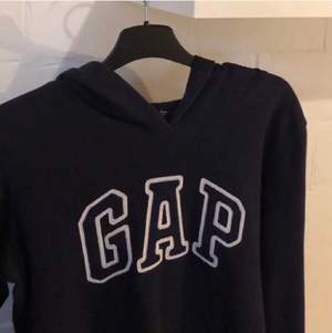 Säljer denna gap hoodien, eftersom den aldrig kommer till användning. Köpt för 399kr, säljer för 130kr 