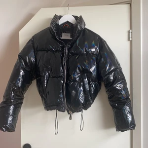 Cool lackjacka - Glansig kort lackjacka, justerbar i midjan