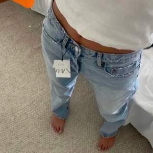 Säljer mina jättesnygga mid waist jeans från zara då de inte passar riktigt som jag ville! Oanvända med lapparna kvar (endast testade) Kontakta vid köp💘 (lånade bilder!)
