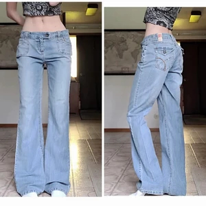 Lowwaisy bootcut jeans - Ett par jättesnygga lågmidjade jeans med tunt material. Midjemåttet är 80cm och innerbenslänged är 80cm. Storleken borde passa någon som brukar ha S. Köpte här på plick men var lite små så säljer vidare (Lånade bilder! Håller upp byxorna på bilden)