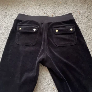 Juicy couture byxor - Säljer mina juicy byxor i den gamla modellen! Sitter jätte bra och är super snygga💗 köparen står för frakt👍 