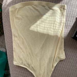 Gul body  - Säljer en gul body i storlek M/38. 30kr. 