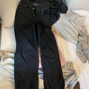 Svarta jeans, medelhög midja - Säljer jeansen då de är för tajta i midjan, sitter annars bra.  Använda 2 gånger Nypris 400kr Medelhög midja