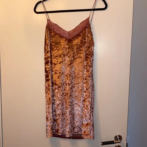 Crocker ljusrosa klänning - Fin ljusrosa/laxeosa/rosa klänning i velvetmaterial Använd fåtal gånger väldigt skön Står storlek XXS men passar allt från XS-M