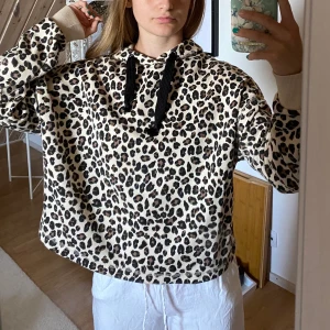 Mönstrad hoodie  - Hoodie med leopardmönster, skön och i skick som ny.  Fraktar om köparen står för frakten, möjlighet till paketpris 