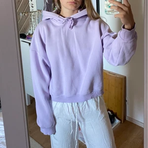Lila hoodie  - Hoodie i croppad oversize modell i ljuslila. Jättefin och skön, lite tjockare. I fint skick. Fraktar om köparen står för frakten, möjlighet till paketpris 