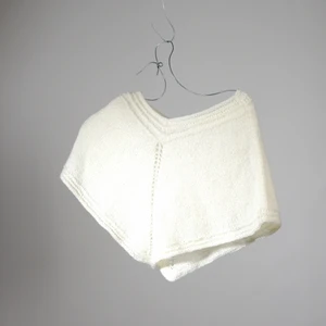 Stickad kjol  - One-of-a-kind stickad kjol. Skapad av Röda Korsets-stickgrupp i Västerort tillsammans med Ebba Martin. Alla pengar från budgivningen går oavkortat till Röda Korsets arbete för att hjälpa människor i kris och katastrofer.