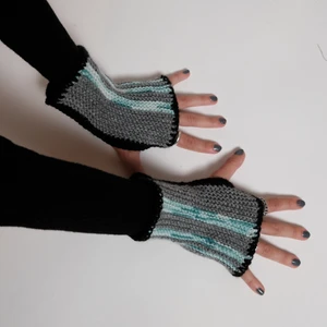 Stickade handledsvärmare  - Stickade handledsvärmare. Skapade av Röda Korsets-stickgrupp i Västerort tillsammans med Ebba Martin. Alla pengar från budgivningen går oavkortat till Röda Korsets arbete för att hjälpa människor i kris och katastrofer.