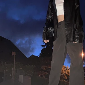 Vegansk läder skjorta  - Snygg Svart ”läder” skjorta ifrån Lindex. Storlek M. Använd en gång.