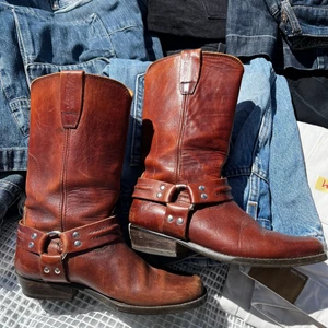 Cowboyboots - Cowboyboots i brunt skinn. Storlek 37. Jättefint skick. Frakt 66kr