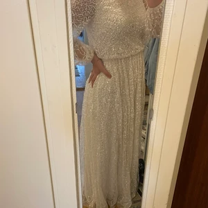 NY brudklänning/ombytesklänning  - Helt ny brudklänning/ombytesklänning från Maya Deluxe. Endast testad. Storlek 40.