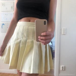 Ljusgul skjol - Säljer denna kjol från American Apparel. I sidan stänger man den med dragkedja och knapp. Storleken på lappen är M men passar mig som har S.💛💛