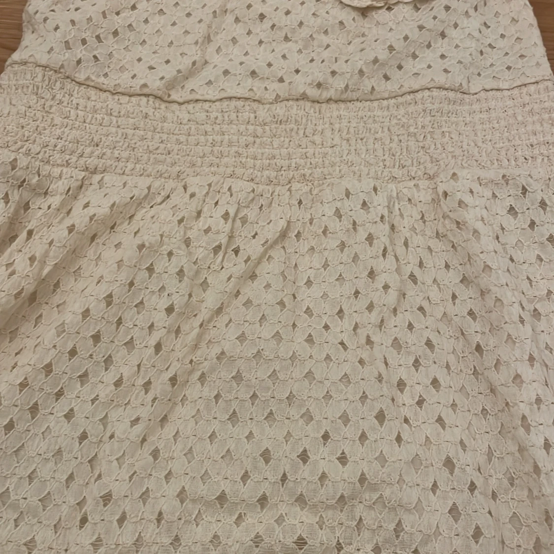 Krämvit klänning med en ärm - 90