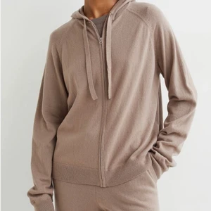Kashmir zip up - Zip up hoodie från h&m i Kashmir blandning i jättebra skick nypris ca 1000kr💕 !!pris kan diskuteras!!