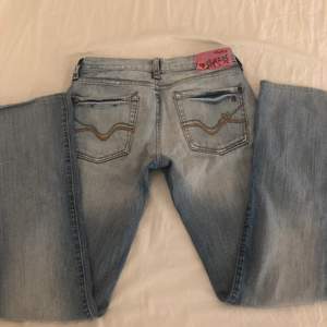 Replay jeans i storlek 25/32, de två sista bilderna är lånade men det är exakt likadana jeans. 