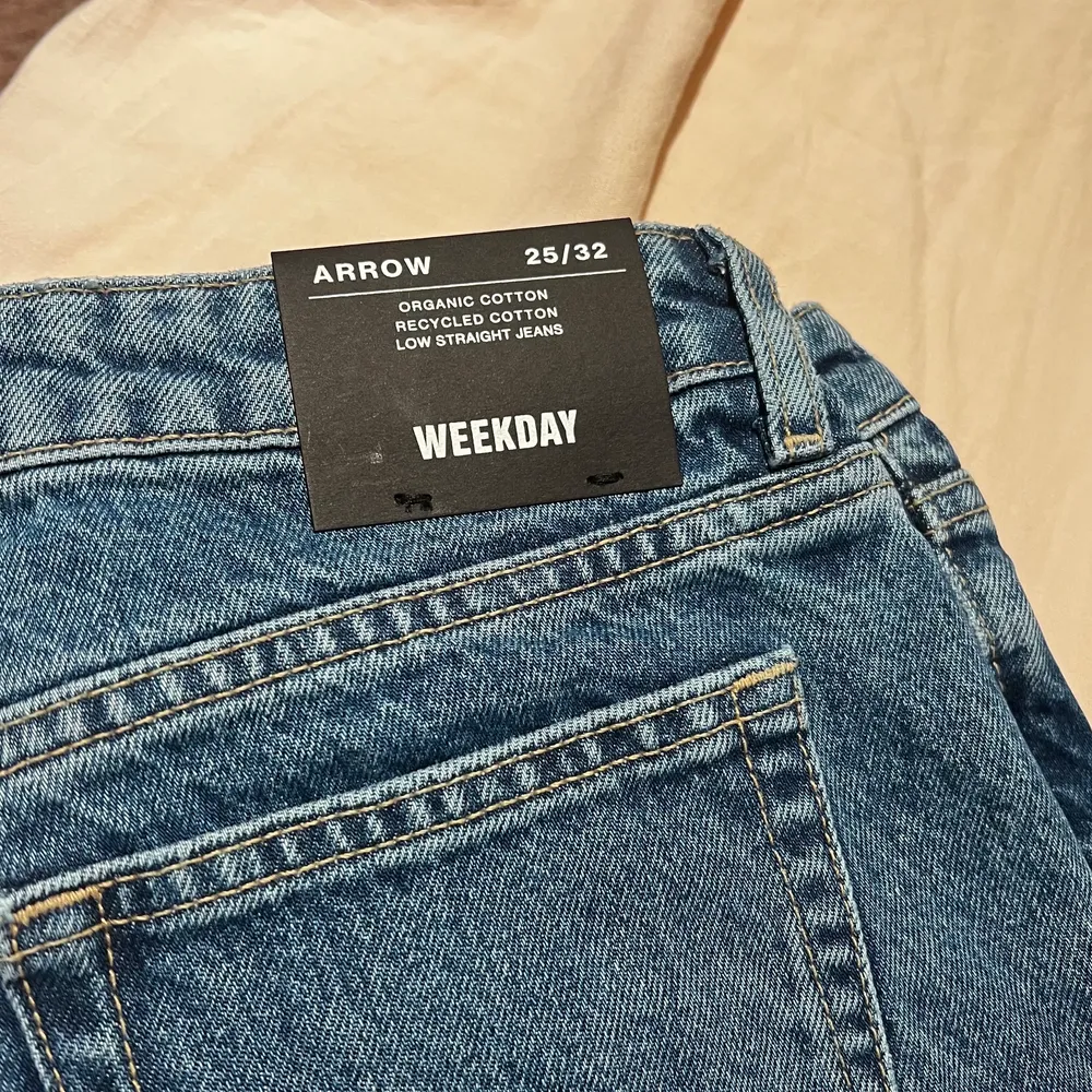 Säljer dessa sjukt snygga lågmidjade jeansen från weekday i modellen ”arrow” då den modellen tyvärr inte passade mig och jag glömde lämna tillbaka dem i tid🥲. De är helt nya (endast testade) med lappar kvar.💗. Jeans & Byxor.