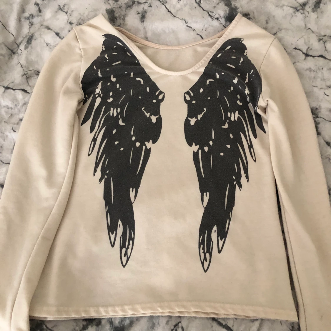 Långarmad tröja men ängel vingar 