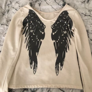 Långarmad tröja men ängel vingar  - Hej, jag säljer denna tröjan, den är inte använda bara testat en gång, det är i storlek L men passar som s/m💕💕