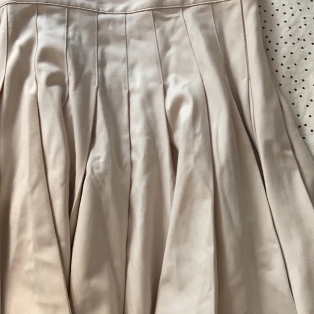 En beige tennis kjol i stolek 34 från Monki för 50kr! (Sista bilden från Monikis hemsida) . Kjolar.