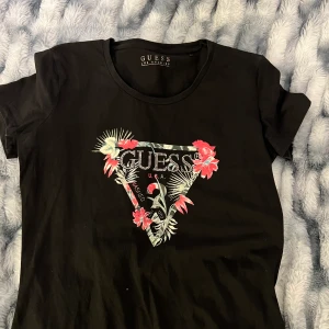 Guess T-shirt - Bra skick