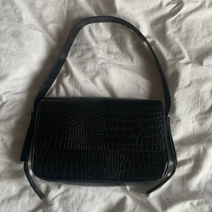 Svart väska - Supersnygg väska från bikbok som är i väldigt fint skick, skulle säga att den ser helt oanvänd ut.💗