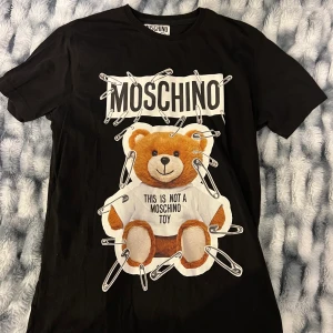 Moschino tröja ÄKTA!! - Säljer eftersom den inte kommit till användning, använt kanske 1-2 gånger.