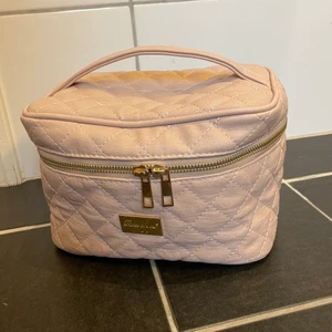 Nessesär - Sjukt praktisk, rymlig och smidig nessesär. Inga defekter, kan finnar svaga fläckar från ett puder som läckt ut men de är inget som stör!