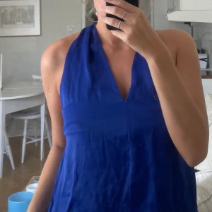 Fin blå topp! - Aldrig använd , prislapp kvar! Nypris 590