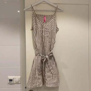 Randig klänning med knytning  - Använd två gånger, fint material