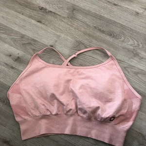 Sport-bh  - Säljer mammas sport-bh då den blivit för stor för henne. Nyskick då den inte är så mycket använd! Inlägg finns med! Frakten kan bli billigare💗