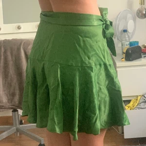 Zara kjol - Jättefin siden kjol från Zara! Det är en omlottkjol så storleken är väldigt anpassningsbar! Funkar mellan S-L. Aldrig använd, endast testad med prislapp kvar!