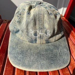 Polare Skate Co Keps  - Polar Skate Co Keps i jeans, köpt second hand men oanvänd av mig pga fel passform. Kan mötas upp alternativt köparen står för frakt. 